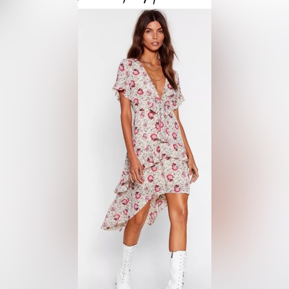 Nasty Gal Dresses & Skirts - Nasty Gal Floral V-Neck Ruffle Dress Size 4